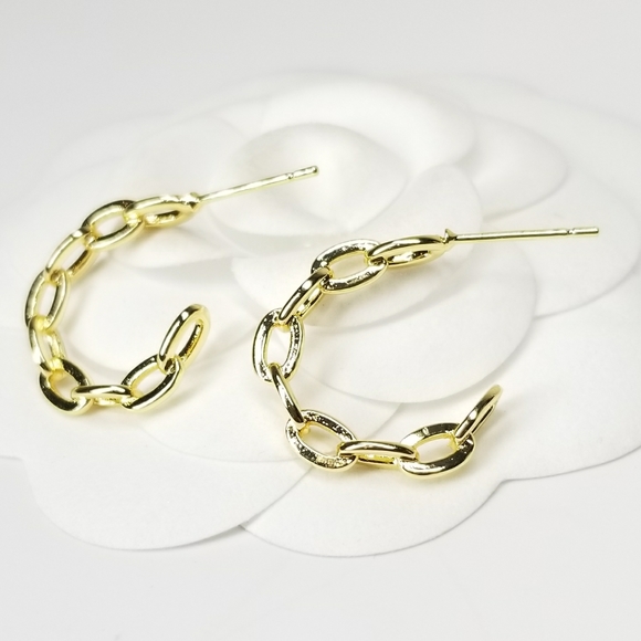 Jewelry - NEW Dainty Chain Link Hoop Huggie Earrings